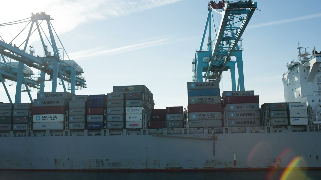 Operação portuária com guindastes e containers no porto de Santos